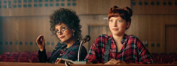 Bild 1 von 32: Im Bild: Nadja Uhl (Miss Mary Cornfield), Emilia Maier (Ida Kronenberg).