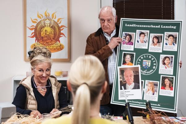 Bild 1 von 6: Joseph (Michael Vogtmann) konfrontiert die Landfrauen mit dem Plakat, dass ihn als neue Landfrau zeigt.