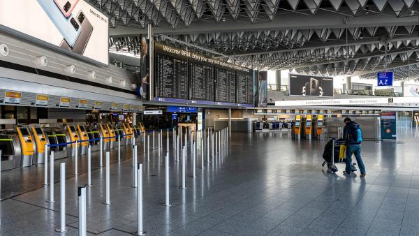 Bild 1 von 2: Der Frankfurter Flughafen befindet sich in einem eigenständigen Stadtteil von Frankfurt am Main. Er ist bereits jetzt der größte Flughafen in Deutschland.