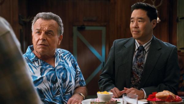 Bild 1 von 7: Marvin (Ray Wise, l.); Louis Huang (Randall Park, r.)