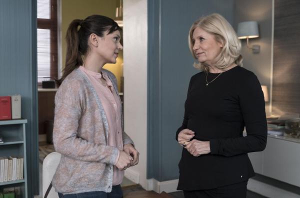 Bild 1 von 8: Yasmin Meckel (Sophie Dal, l.); Isabel von Brede (Sabine Postel, r.)