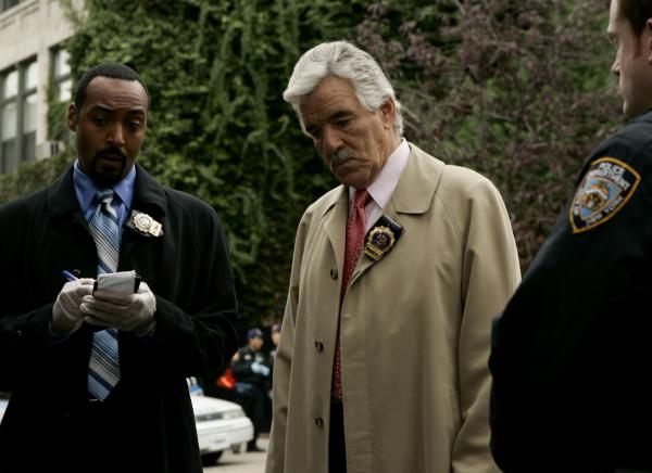 Bild 1 von 7: (l-r) Jesse L. Martin as Detective Ed Green, Dennis Farina as Joe Fontana  -- NBC Universal
