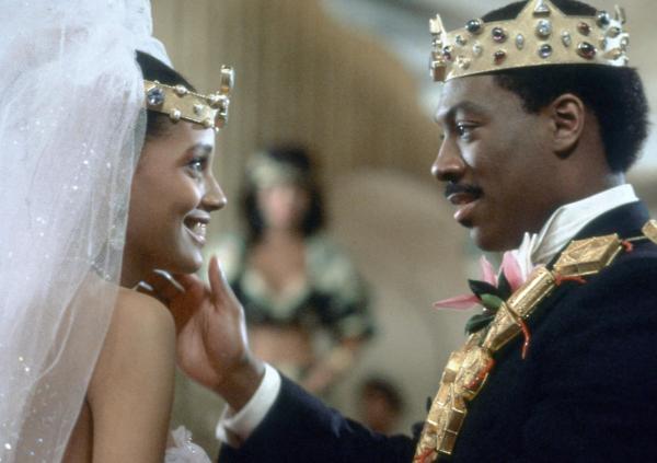 Bild 1 von 9: Ende gut, alles gut? Lisa (Shari Headley, l.) und Prinz Akeem (Eddie Murphy, r.) kehren als Brautpaar nach Zamunda zurück ... Wird ihr Vater ihnen nun seinen Segen geben?