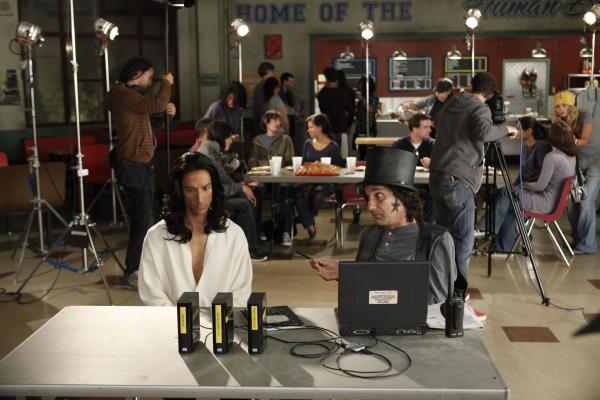 Bild 1 von 28: Während Studienleiter Pelton mal wieder gegen alles und jeden kämpft, kommt Shirley auf die Idee, einen religiös motivierten Film zu drehen und bitten Abed (Danny Pudi, l.) um filmischen und kreativen Beistand ...