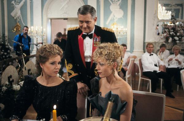 Bild 1 von 1: Auf dem Presseball in Darmstadt begrüßt der Zeitungsverleger Dr. Sanders (Michael Degen, M.) seine Gäste. Es kommt zu einer unerwarteten Begegnung zwischen Frau Drombusch (Witta Pohl, l.) und Frau Sanders (Constanze Engelbrechtr, r.).