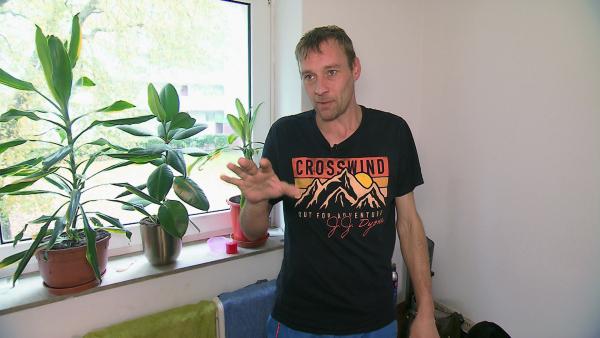 Bild 1 von 4: Für Stephan (44) aus Bremerhaven geht es endlich bergauf. Um nach seinem Jobantritt und der Abmeldung vom Bürgergeld endlich voll und ganz auf eigenen Beinen zu stehen, braucht er ein letztes Mal eine Finanzspritze vom Amt.
