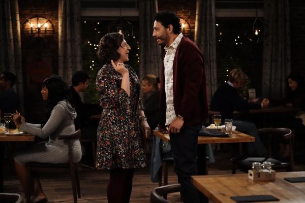 Bild 1 von 16: Kat (Mayim Bialik, l.); Oscar (Christopher Rivas, r.)