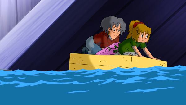 Bild 1 von 7: Bibi und Oma Grete sind im Waschbecken gelandet. Ein Schwamm wird kurzerhand ihr Rettungsboot.