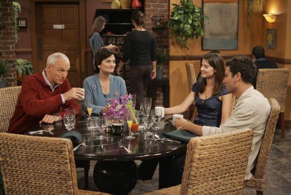 Bild 1 von 22: Ein gemeinsamer Brunch, damit Teds (Josh Radnor, r.) Eltern Virginia (Cristine Rose, 2.v.l..) und Alfred Mosby (Michael Gross, l.) endlich Robin (Cobie Smulders, 2.v.r.) kennenlernen. Doch der Brunch endet ganz anders als erhofft ...