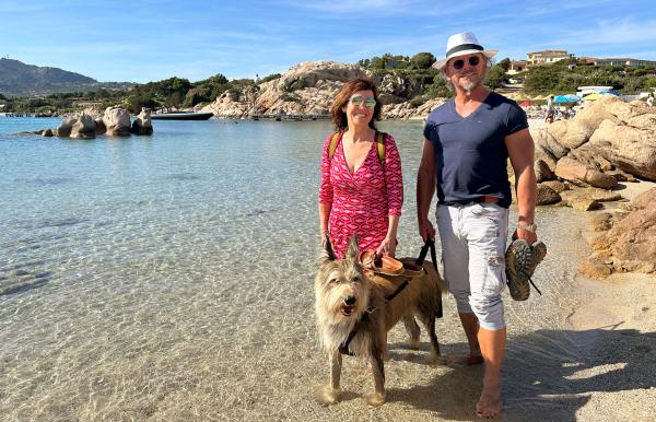 Bild 1 von 2: Britta (l) und Andreas spazieren mit ihrem Picard Toni am Strand von Sardinien.