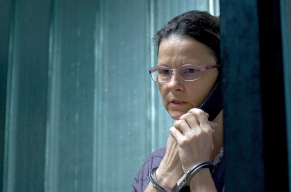 Bild 1 von 4: Hana (Klara Meliskova) ruft von der Polizeiwache aus ihre Tochter an: Sie soll sich um einen Anwalt für sie kümmern.