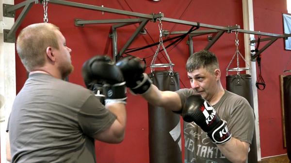 Bild 1 von 2: Jean (li.) und Carsten beim Boxtraining