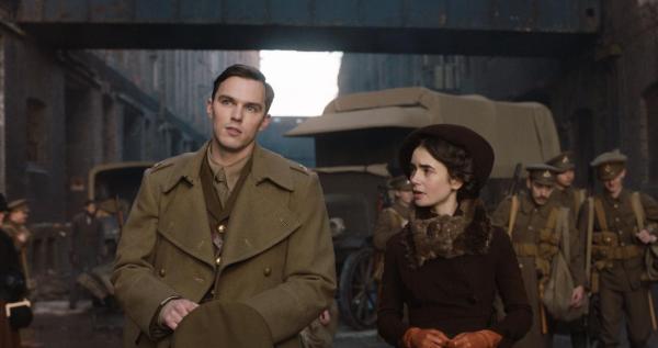 Bild 1 von 4: J.R.R. Tolkien (Nicholas Hoult, l.); Edith Bratt (Lily Collins, r.)