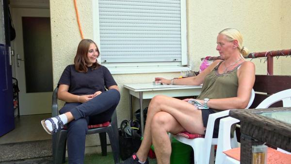 Bild 1 von 1: Antonia (15) erzählt Mama Katrin von ihrer Klassenfahrt an den Gardasee