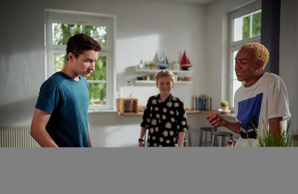 Bild 1 von 4: Sirius (Niels Krommes) entwickelt einen knackigen Plan in Sachen gesunde Ernährung, den er an Hermann (Thorin Holland, l.) und Pawel (Noel Okwanga, r.) testet.