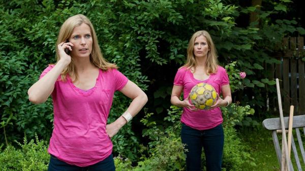 Bild 1 von 9: Lange Stromzufuhr und menschliche Nahrung stören die Gehorsamkeitsfunktion: Doch erst viel zu spät beschäftigt sich Katrin (Valerie Niehaus, l.) mit der Betriebsanleitung von Kate (Valerie Niehaus, r.) - mit fatalen Folgen, denn der Android schaltet inzwischen nur noch auf auf stur ..