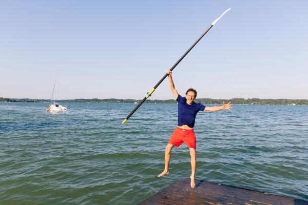 Bild 1 von 6: Julian nach dem Rudern am Ammersee in der Nähe der Internatsschule