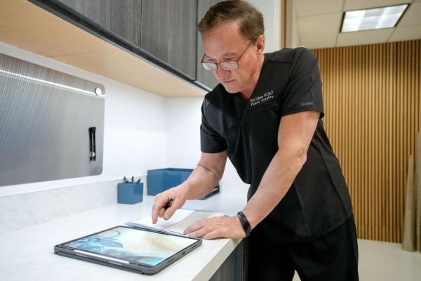 Bild 1 von 4: Terry Dubrow