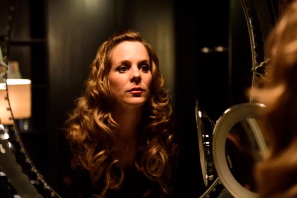 Bild 1 von 9: Angelika Flierl (Bernadette Heerwagen) macht sich ein letztes Mal hübsch, bevor ihr Callboy für die \