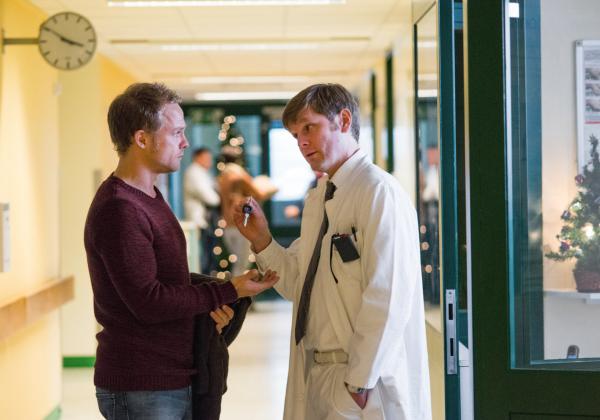 Bild 1 von 15: Um die Rolle des Chefarztes besser zu spielen, leiht sich der Krankenpfleger Georg (Matthias Koeberlin) den Wagen des befreundeten Kollegen Dr. Marek (Kai Ivo Baulitz).