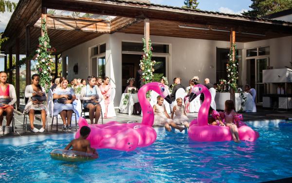 Bild 1 von 12: Die glamouröse Hochzeitsfeier der millionenschweren Investmentbanker hat eigene Gesetze: Während die Gäste sich dem kulinarischen Luxus hingeben, hat eine Armada von Au-pair-Mädchen deren Nachwuchs im Auge.