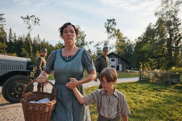 Bild 1 von 14: Elies (Verena Altenberger) und ihr Sohn Russl (Max Jung) sind auf dem Weg vom benachbarten Schusterhäusl zu ihrem Hof.