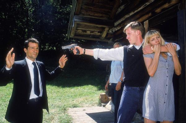 Bild 1 von 1: Im Bild: Bernd Neumeister (Nikolaus Manuel Benda) bedroht Toprak (Erol Sander) mit der Waffe und hält Irma Scholler (Mascha Gohlke) als Geisel.