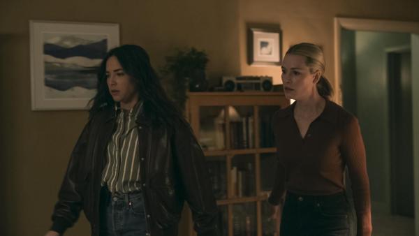 Bild 1 von 18: Special Agent Lala Dominguez (Mariel Molino, l.); Lara Macy (Claire Elise Berger, r.)