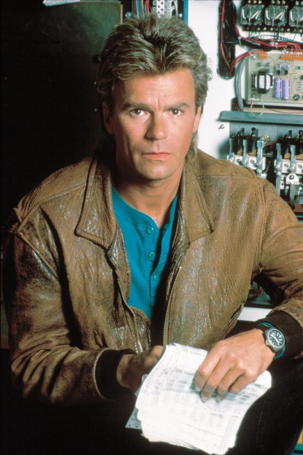 Bild 1 von 4: (2. Staffel) - Als Kinder spielten MacGyver (Richard Dean Anderson) und seine Freunde mit einem Revolver, der losging und einen von ihnen tötete. Deshalb weigert er sich, im Kampf gegen das Böse eine Waffe zu tragen, und versucht, Gewalt so gut es geht, zu vermeiden.