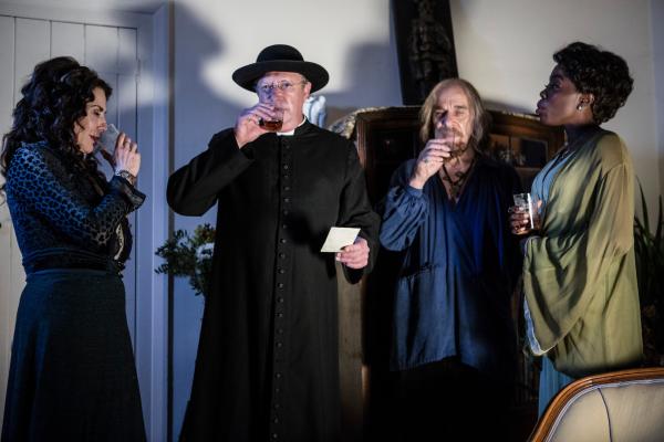 Bild 1 von 5: Father Brown (Mark Williams, 2.v.l.) hält nicht viel von Vorurteilen. Er möchte Selina Crow (Sally Dexter, l.), Eugene Bone (Ken Bones, 2.v.r.) und Dione Moon (Estella Daniels, r.) lieber persönlich kennen lernen.