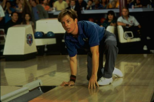 Bild 1 von 11: Bowler Dannys (Michael J. Fox) größter Traum ist es ein eigenes Bowlingcenter zu eröffnen, doch bislang fehlt ihm das Geld dazu. Da würde sich das Erbe seines gebrechlichen Onkels Joe gut für eignen, aber wie weit ist Danny bereit zu gehen, um sich bei dem alten Mann einzuschmeicheln und die restlichen Anwärter auszustechen?