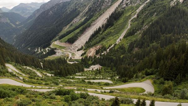 Bild 1 von 2: Im Bild: Muren und Felsstürze haben einen Abschnitt der Silvretta-Hochalpenstraße im Sommer 2024 verlegt.