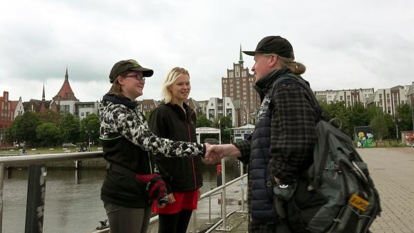 Bild 1 von 3: Svenja (li.) und ihre Schwester Cindy treffen Joey Kelly am Rostocker Stadthafen
