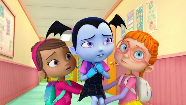 Bild 1 von 11: 21a: Vampirina hat Vampirschluckauf, daher wollen Poppy und Bridget sie erschrecken, um ihn zu vertreiben. Doch das ist gar nicht so einfach. 21b: Boris' alter Mitbewohner, Bigfoot, kommt in die Spuk-Pension.