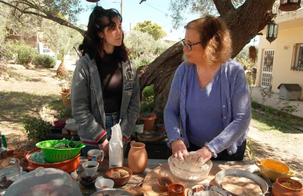 Bild 1 von 4: Schätze der Natur auf Griechenlands Sonneninsel: Mariana Kavroulaki (r.) kocht unter Olivenbäumen antike Rezepte nach.