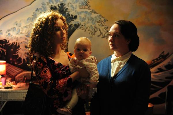 Bild 1 von 6: Annie Carmichael (Gracie Gilbert, l.); Frances Bolton (Mandy McElhinney, r.)