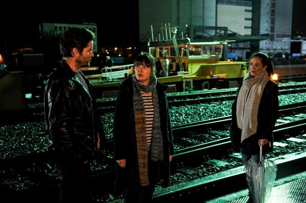 Bild 1 von 8: Die Kommissare Jo Stoll (Peter Ketnath, l.) und Selma Kirsch (Yve Burbach, r.) informieren die Bootsfrau Lisa Porst (Nina Vorbrodt, M.), dass der Kapitän Horst Weber tot im Frachtraum seines Schiffes gefunden wurde.