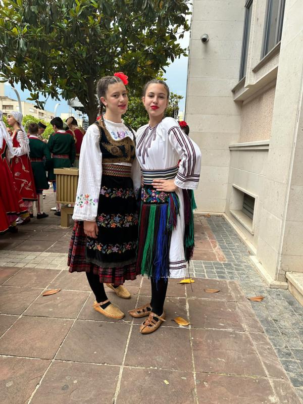 Bild 1 von 3: Iva mag die Folklore ihrer Heimat Montenegro und lernt gerne etwas über alte Bräuche. Mit ihrer Freundin nimmt in traditioneller Tracht an einem Tanzwettbewerb teil.