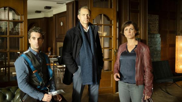 Bild 1 von 8: Hinnerk Feldmann (Oliver Wnuk, l.), Carl Sievers (Peter Heinrich Brix, M.), und Ina Behrendsen (Julia Brendler, r.) sammeln erste Informationen im Internat. Schüler und Lehrer des Internats stehen unter Tatverdacht. Aber: Stefan Conrad war ein guter Lehrer und bei seinen Schülern sehr beliebt. Hier nach dem Täter zu suchen, scheint abwegig.