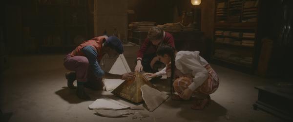 Bild 1 von 2: Was verbirgt sich im Pyramidion? (von links nach rechts: Will: Nana Agyeman-Bediako, Henry: Frankie Minchella und Safiya: Yasmina El-Abd).