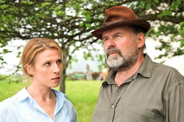 Bild 1 von 17: Im Bild: Franziska Weisz (Irene Kemmer), August Schmölzer (Anton Wolf).