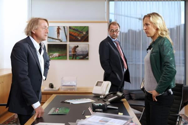 Bild 1 von 31: Im Bild (v.li.): Markus Hering (Bernhard Zedlitz), Dietrich Siegl (Otto Dirnberger), Lilian Klebow (Penny Lanz).