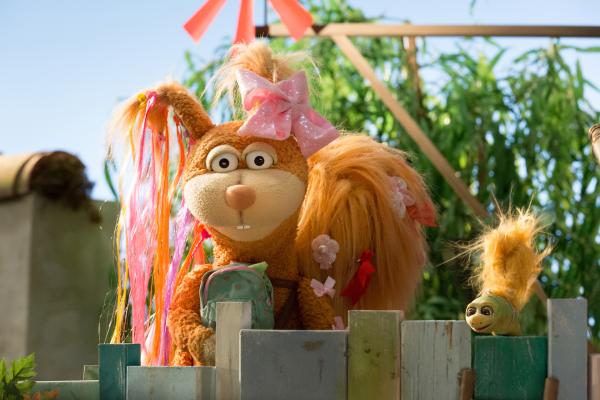 Bild 1 von 3: Auf zum Squirreldirrel! Für das große Eichhörnchen-Fest haben sich Ella (Anna Menzel) und Lotti (Heide Evers) besonders verkleidet und hübsch gemacht.