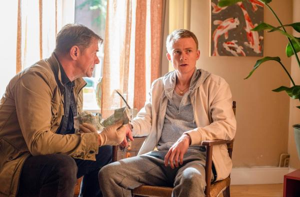 Bild 1 von 6: Im Bild: Kommissar Finn Kiesewetter (Sven Martinek, l.) befragt den Fitnesstrainer Simon Fink (Oscar Hoppe) und präsentiert dem dringend Tatverdächtigen, belastendes Beweismaterial.