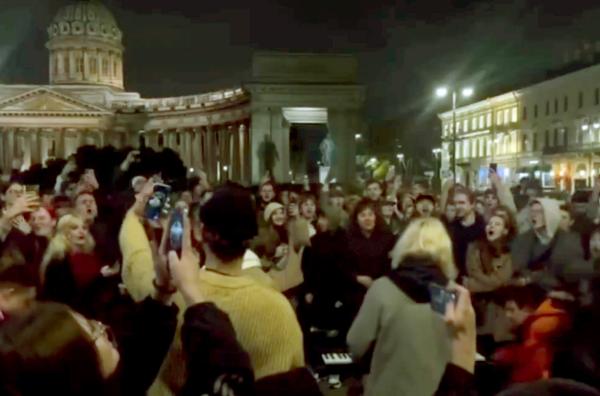 Bild 1 von 1: In Russland findet der Widerstand gegen Putin immer häufiger Ausdruck in Liedern.