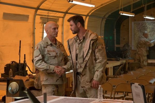 Bild 1 von 9: Colonel Mulholland (William Fichtner, l.); Captain Mitch Nelson (Chris Hemsworth, r.)