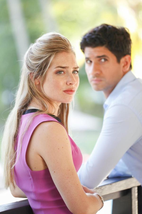 Bild 1 von 1: Im Bild: Sophie Colquhoun (Helen Walker), Raza Jaffrey (Adam Frost).