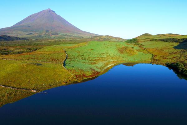 Bild 1 von 7: Der Vulkan Ponta do Pico auf der gleichnamigen Azoren-Insel ist nicht nur der markanteste Gipfel der Azoren, sondern auch der höchste Berg der Inselgruppe und zugleich Portugals. Im Vordergrund der kleine See Lagoa de Capitão
