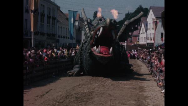 Bild 1 von 3: Der feuerspeiende Drache von Furth im Wald.