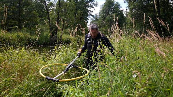 Bild 1 von 1: Ep1 - A special probe is used to inspect the site where the Panther tank is supposed to be and determine its exact position. For merchandising, publishing & ancillary products please contact Global Rights Management.